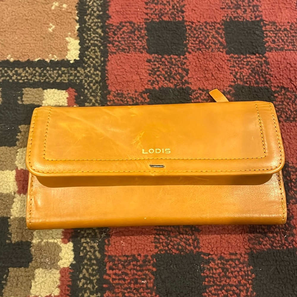 Lodi’s tri fold wallet genuine leather